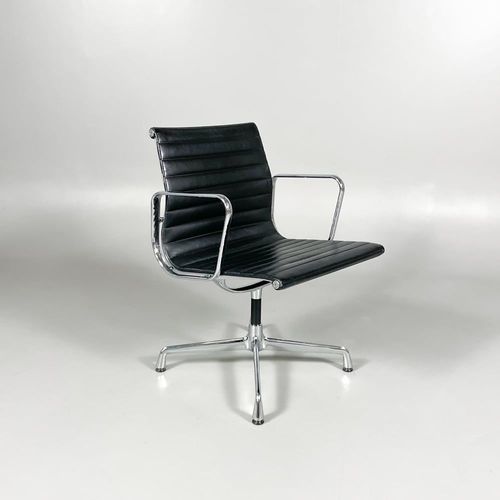 Begagnad konferensstol från Vitra i modellen Aluminum Group EA108. Med svart skinnklädsel och kromat underrede. Mått: Bredd 58 cm x Djup 59 cm x Höjd 83 cm. 