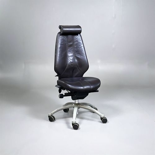 Begagnad kontorsstol från RH, modell Logic 400 i brunt. Med nackstöd. Mått: Sitthöjd justerbar mellan 50 cm och 62 cm. 