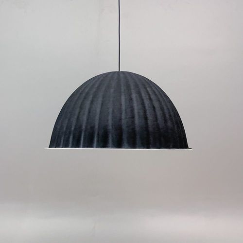 Muuto Taklampa Under the bell begagnad belysning svart