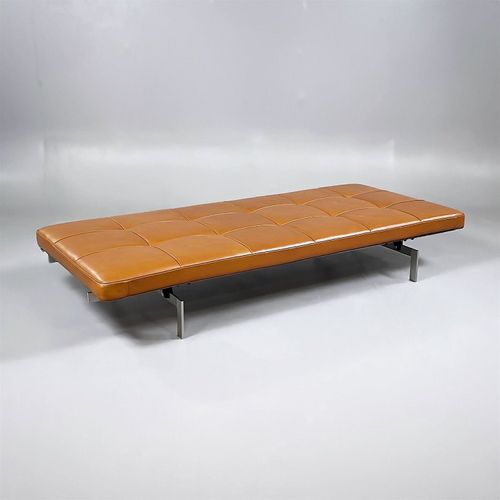 Begagnad dagbädd från Fritz Hansen, modell PK80 i valnötsfärg. Stomme av satinborstat stål med stoppad lädermadrass ger både estetik och komfort. Mått: Bredd 190 cm, Djup 80 cm, Höjd 33 cm. 