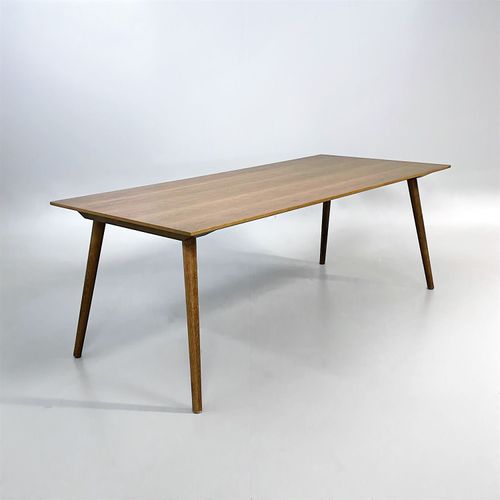 Begagnat konferensbord från &Tradition modell In Between SK5 i ek. Mått: bredd 200 cm, djup 90 cm och höjd 74 cm. 