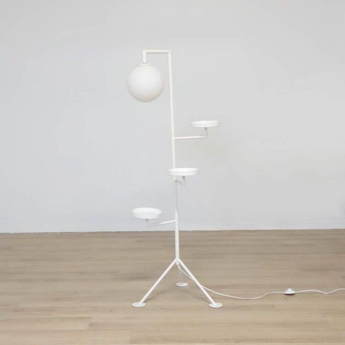 Begagnad golvlampa från Globen Lighting, i vitt. Med justerbara vita brickor och en opalvit glaskupa sprider den ett mjukt ljus. Mått: Höjd totalt 153 cm, Djup 46 cm, Bredd 55 cm. 