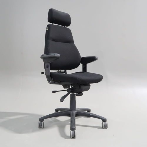 Begagnad kontorsstol, modell Sverigestolen 814 från Be-Ge Frapett. Klädd i svart tyg, med arm och nackstöd. Mått: sitthöjd 45 cm - 56 cm. 