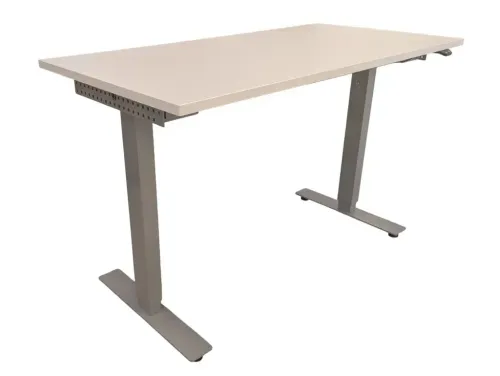 Begagnat höj/sänkbart skrivbord från FORM2 med bordsskiva i vit och grått stativ. Mått: bredd 120 cm x djup 60 cm, justerbar höjd 72 cm - 122 cm. 