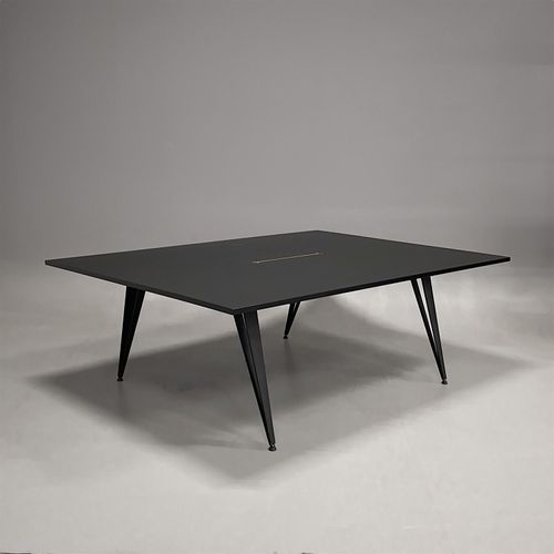 Begagnat svart konferensbord från Lammhults, modell Attach. Med integrerad powerbox. Mått: bredd 220 cm, djup 160 cm och höjd 72 cm. 