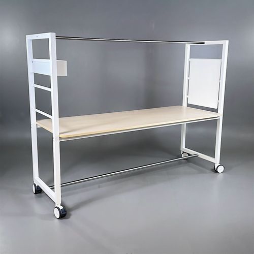 Begagnat projektbord från Materia, modell Vagabond. Inkluderar skrivtavla samt låsbara hjul. Mått: bredd 250 cm, djup 90 cm och höjd 189 cm/90 cm. 