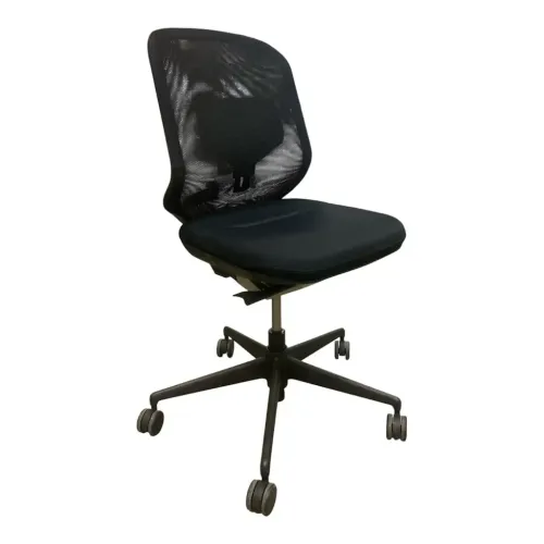 Begagnad kontorsstol MedaPal från Vitra. I svart färg och mesh rygg, utan armstöd. Mått: höjd 106 cm med justerbar sitthöjd mellan 44 till 58 cm. 