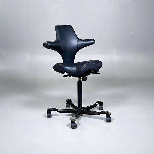 Begagnad kontorsstol Capisco 8106 i svart läder. Med sadelsits. Mått: justerbar sitthöjd mellan 55 till 81 cm.