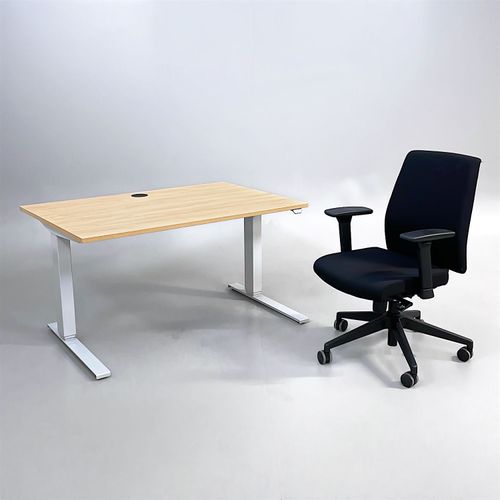 Skrivbord med kontorsstol