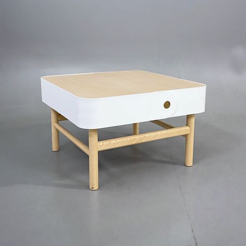 Begagnat soffbord från Gärsnäs, modell Pop Noveau. Skiva i ask med vitlackerade ramar i stålplåt. Mått: Bredd 68 cm x Djup 68 cm x Höjd 43 cm. 