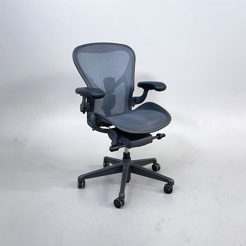 Grå kontorsstol från Herman Miller med meshrygg och sits, gungfunktion, armstöd med stoppning och enkla reglage på sidorna.