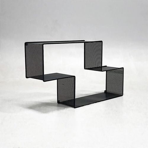 Begagnad svart vägghylla från Gubi, modell Dedal. I pulverlackerat stål. Mått: bredd 89 cm, djup 19.5 cm och höjd 48.5 cm. 