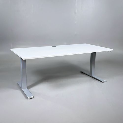 Begagnat höj och sänkbart bord från Kinnarps Serie P. Med ljusgrå bordsskiva med kabelgenomföring och silverstativ. Mått: Bredd 160 cm x Djup 80 cm x Höjd 70–120 cm.
