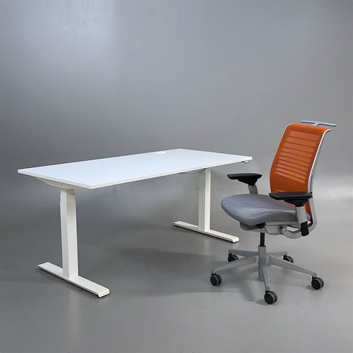 Skrivbord med kontorsstol