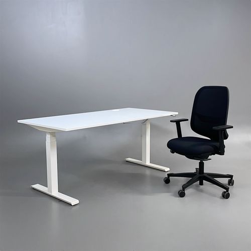 Skrivbord med kontorsstol