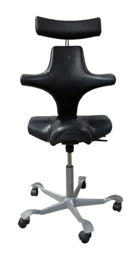 Begagnad kontorsstol med svart skinn. Med nackstöd. Mått: Höjd 112-130,5 cm x Bredd 60 cm x Djup 63 cm. Justerbar sitthöjd: 51-69 cm. 