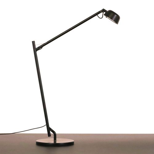 Begagnad skrivbordslampa modell w154 Pal från Wästberg i svart färg. Mått: Höjd justerbar mellan 50 cm och 78 cm, fotdiameter är 18 cm, lamphuvudets diameter är 8 cm. 