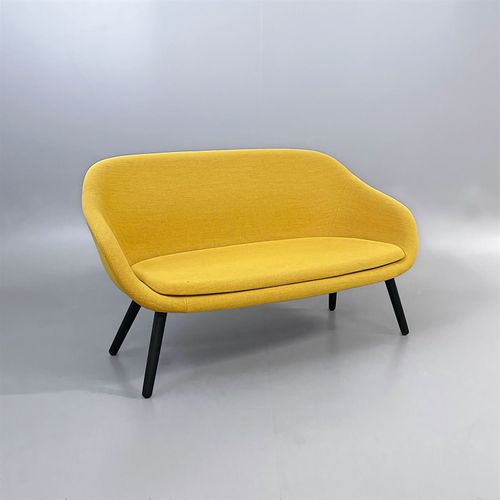 Begagnad soffa från HAY, modell AALS. I gul med svarta ben. Mått: bredd 150 cm, djup 73 cm, höjd 81 cm, sitthöjd 40 cm. 