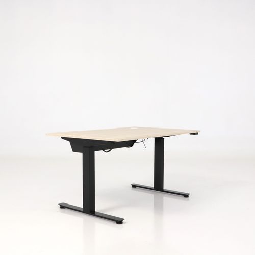 Begagnat höj och sänkbart skrivbord från ROL Ergo. Med ljus bordsskiva, svarta ben. Mått: Höjd justerbar mellan 64 cm till 128 cm, bredd är 120 cm, djup är 80 cm. 