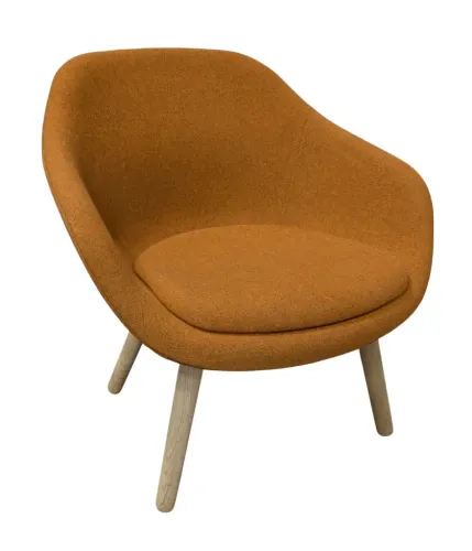 Begagnad fåtölj AAL82 från HAY. Klädd i orange tyg med träben. Mått: Höjd: 80 cm, Bredd: 76 cm, Djup: 75 cm. 