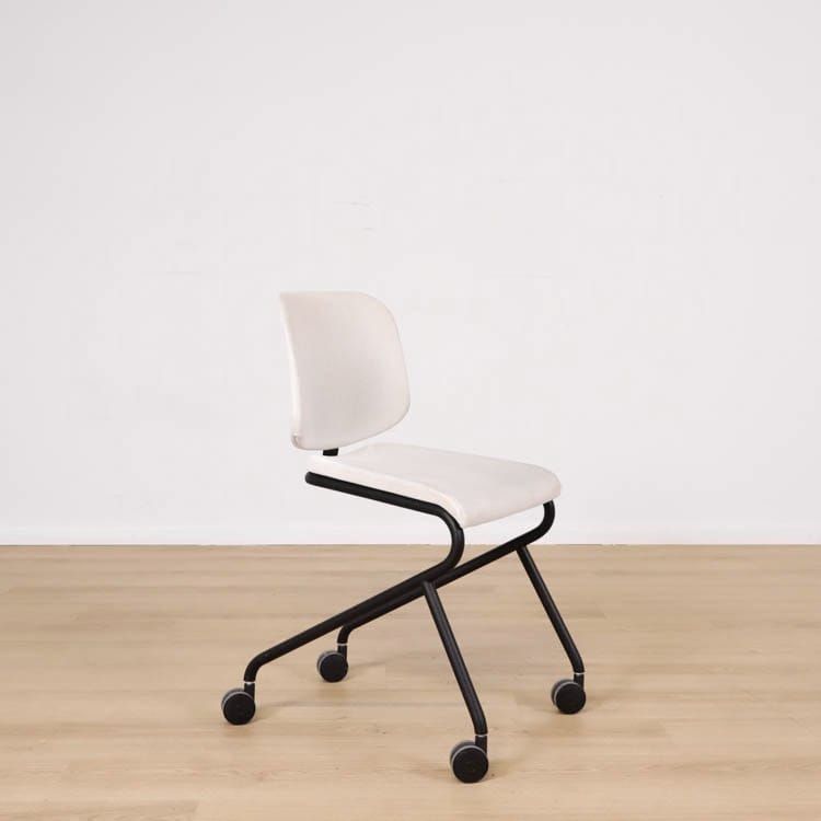 Begagnad stol med hjul Add Move från Lammhults i vitt. Mått: Höjd 80 cm, bredd 48 cm och djup 56 cm. 