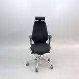 Begagnad svart kontorsstol Logic 400 från RH med reglerbara armstöd, nackstöd i läder. Mått: sitthöjd 41–53 cm. 