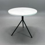 Begagnat cafébord Straw från Blå Station, med rund vitlaserad askskiva och mörkgrönt pelarstativ. Måtta: Diameter 75 cm och höjd 72 cm. 