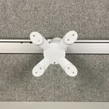 Begagnad vit monitorarm från Forming Function, modell Vesa. Hållbart metallfäste med justerbara funktioner för optimal ergonomi. Bredd upp till 100 cm. Skick: 4/5