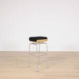 Elegant svart barpall Bison från Johanson Design med hög sittkomfort och tidlös design. Perfekt för både hemmet och kontoret.