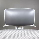 Begagnad kontorsstol ID Mesh från Vitra ljusgrå mesh med grått nackstöd, armstöd, klädhängare och kromat underrede. Mått: Sitthöjd 40–52 cm.