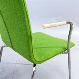 Begagnad konferensstol Day II från Gärsnäs i grönt tyg armstöd i ask, kromat stativ. Mått: Bredd 57 cm, Djup 56 cm, Höjd 83.5 cm, Sitthöjd 46 cm. 