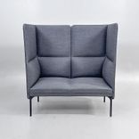 Begagnad soffa med hög rygg Senso från Fora Form i grått med svarta ben. Mått: Bredd 132 cm, Djup 66 cm, Höjd 120 cm, Sitthöjd 46 cm. 