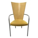 Begagnad konferensstol från Kinnarps, modell Ari. Färg: Gul klädd sits, rygg i formpressad björk, Underrede och armstöd i lackerat stål. Mått: Höjd 95 cm  x Bredd 58 cm x Djup 63 cm, Sitthöjd: 48 cm. 