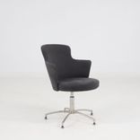 Begagnad konferensstol Zen från Gärsnäs med grå Alcantaraklädsel, underrede i aluminium. Mått: Höjd 83 cm, sitthöjd 45 cm, sittbredd 49 cm. 