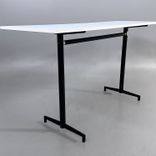 Begagnat barbord med vit bordsskiva och svart stativ. Mått: Bredd 210 cm, Djup 70 cm, Höjd 108 cm. 
