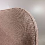 Begagnad fåtölj med hög rygg Podseat från Martela i brun/orange färg med vitt bord. Mått: Bredd 70 cm x Djup 65 cm x Höjd 126 cm. 