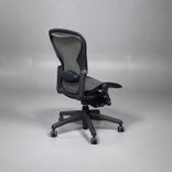Begagnad kontorsstol Aeron B från Herman Miller i beige och svart mesh. Mått: Sitthöjd 40–60 cm. 