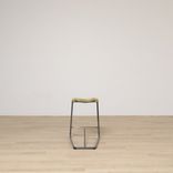 Begagnad Barstol från Lammhults, modell Add. Med gul sits. Mått: Höjd: 61-68 cm, Bredd: 27-38 cm, Djup: 38 cm.