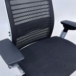 Begagnad kontorsgrupp Think/Migration från Steelcase med höj & sänkbart skrivbord samt kontorsstol i vitt/svart. Mått: bredd: 160 cm, djup: 80 cm, höjd:65 cm, 125 cm. 