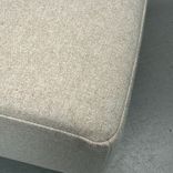 Begagnad beige sittpuff Havanna från Swedese med sandfärgat tyg, silverfärgade ben. Mått: Bredd 64 cm, djup 64 cm, höjd 45 cm. 
