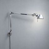 Begagnad vägglampa Tolomeo från Artemide i aluminium med flexibel, ledad arm. Mått: Höjd 67–131 cm och längd 81–126 cm.