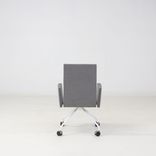 Begagnad stol med hjul Form från Martela i grått tyg. Mått: Sitthöjd 46 cm, höjd 95 cm, bredd 63 cm och djup 60 cm.