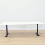 Begagnat konferensbord från SA Möbler med vit bordsskiva, svarta ben, två kabelhål. Mått: Höjd: 65-78 cm, Längd: 210 cm, Djup: 100 cm. 