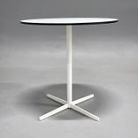 Begagnat cafébord från Offecct. Modell: EZY. Rund bordsskiva i vitt med svart kant, vitt stativ. Mått: Höjd 72 cm, diameter 70 cm. 