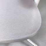 Begagnad kontorsstol ID Mesh från Vitra ljusgrå mesh med grått nackstöd, armstöd, klädhängare och kromat underrede. Mått: Sitthöjd 40–52 cm.