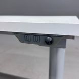 Begagnat höj- och sänkbart skrivbord från IKEA med vit bordsskiva och silverfärgat stativ. Mått: bredd 120 cm, djup 60 cm samt en justerbar höjd 70 - 120 cm. 