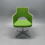 Begagnad konferensstol Cortina från Lammhults i grön tygklädsel, vitlaserat trä, kromat kryssunderrede. Mått: Bredd 56 cm, djup 59 cm, höjd 80 cm. 