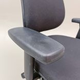 Begagnad svart kontorsstol från Höganäs, modell +361 med armstöd. Med justerbar sitthöjd mellan 42 till 54 cm. 