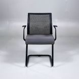 Begagnad konferensstol Think från Steelcase med mörkgrå klädsel, svart meshrygg, och stativ. Mått: Bredd 70 cm, djup 70 cm, höjd 80 cm och sitthöjd 46 cm. 