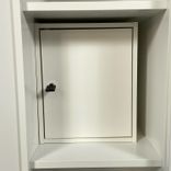 Begagnat towerskåp från Edsbyn, modell Reflect. Med ask skåp och vit stomme. Mått: Bredd: 43 cm, Höjd: 130 cm, Djup: 80 cm 